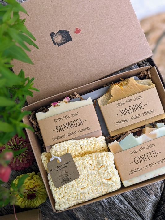 Cadeau éco-conscient avec des savons artisanaux naturels et un gant de toilette au crochet, un porte-savon écologique