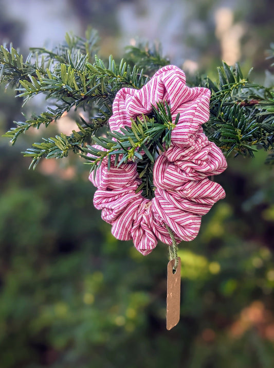 A white and red striped scrunchie in an outdoor setting
