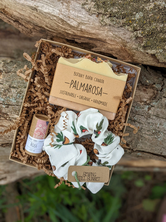 Coffret cadeau écologique avec savon biologique, baume à lèvres biodégradable et chouchou fait à la main
