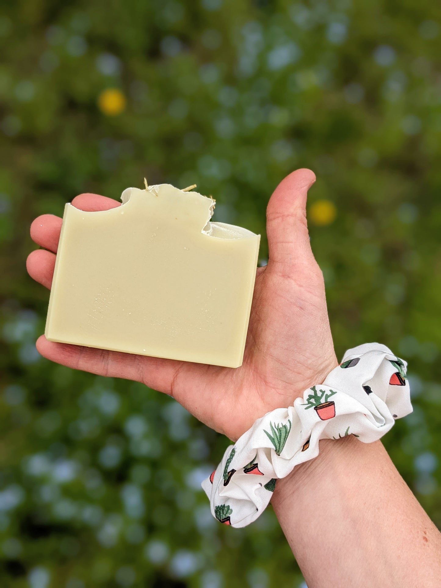 Coffret cadeau écologique avec savon biologique, baume à lèvres biodégradable et chouchou fait à la main
