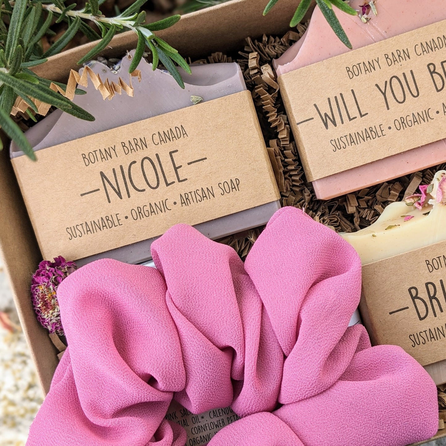Caja personalizada de propuesta de dama de honor con etiquetas de jabón personalizadas, bálsamo labial hecho a mano, remojo de baño y scrunchie