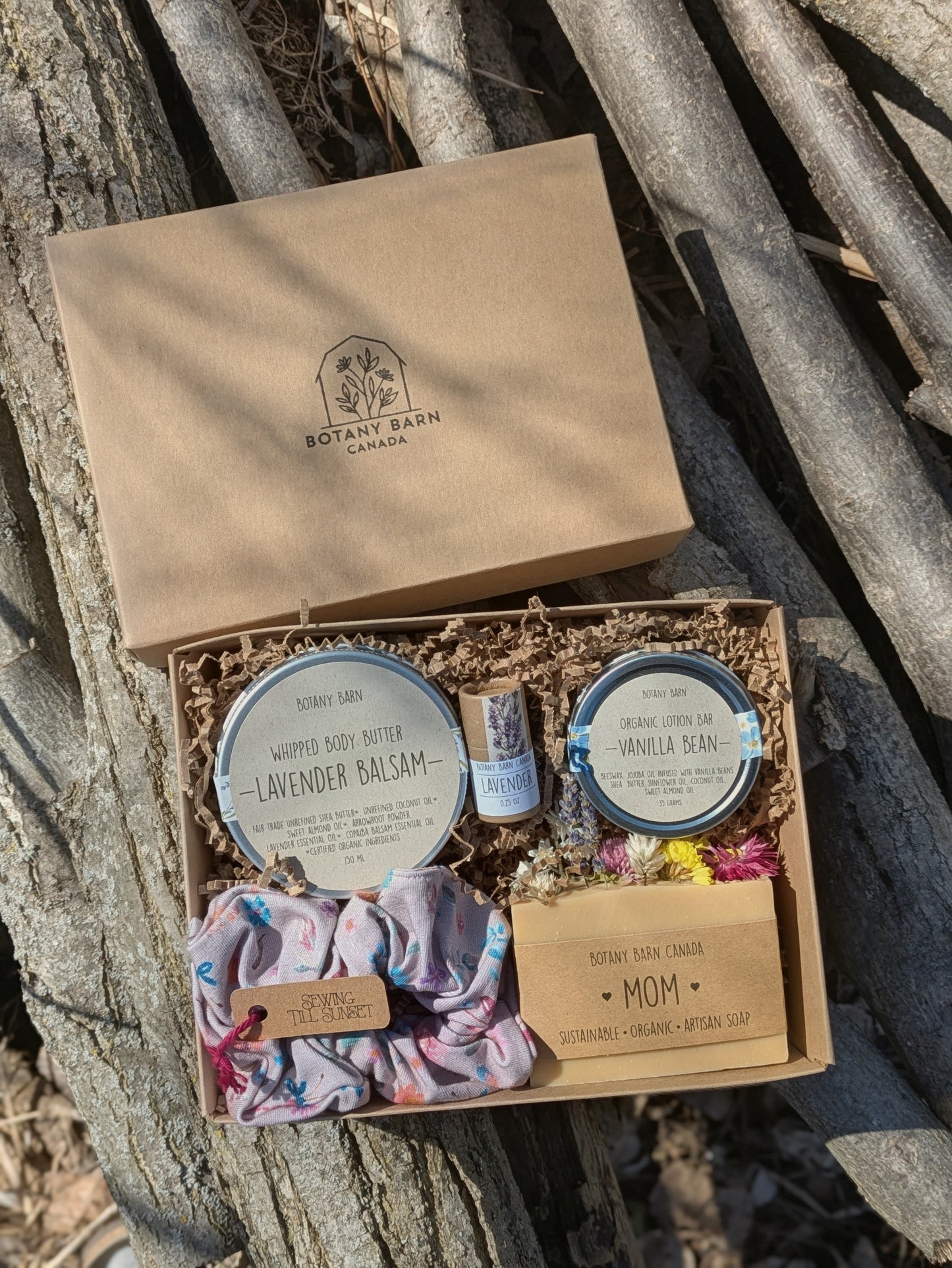 Set de regalo sostenible con 2 jabones naturales, 2 bálsamos labiales ecológicos y 1 barra de loción orgánica