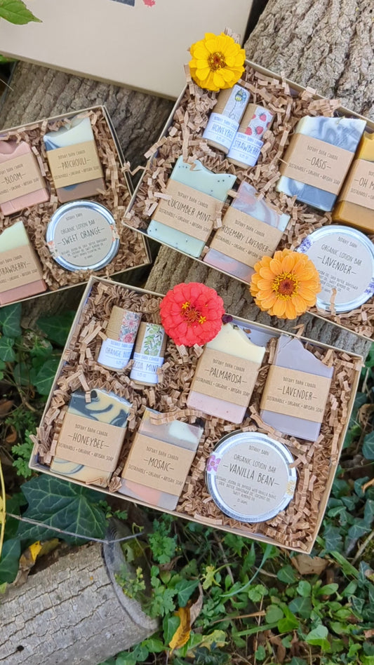 Coffret cadeau bain et corps biologique avec savon artisanal, lotion biologique et baume à lèvres écologique