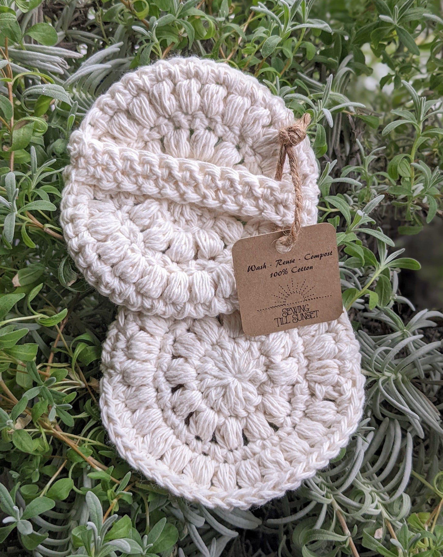 Coffret cadeau pour le visage avec deux mini savons, un baume à lèvres écologique et un gommage au crochet