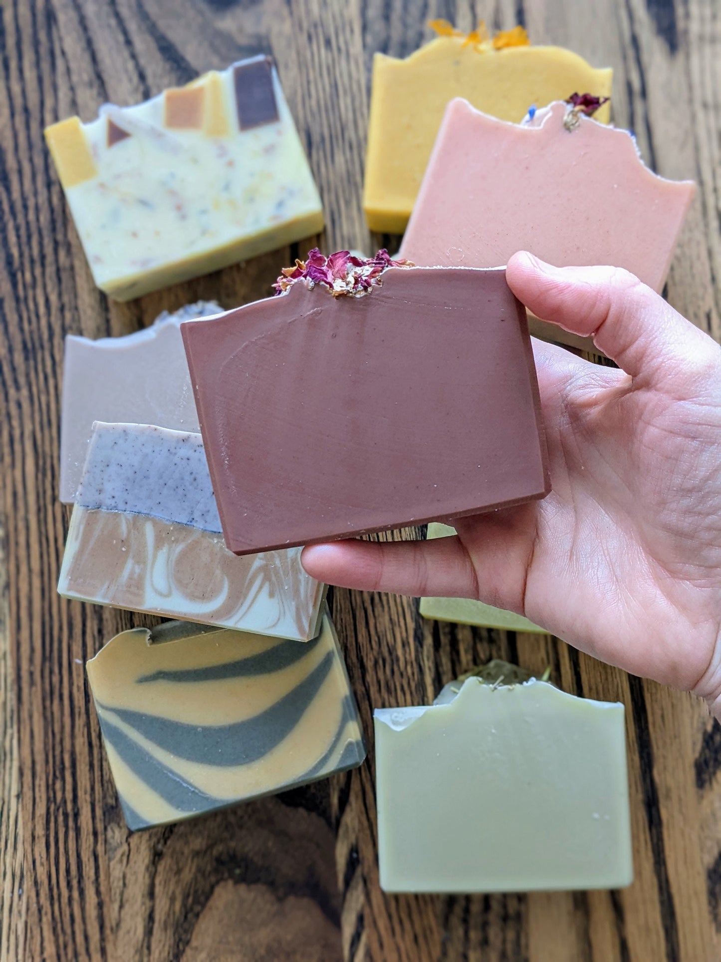 Caja de regalo ecológica con jabón orgánico hecho a mano, barra de loción y toallita amarilla