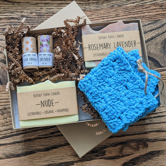 Caja de regalo ecológica con jabón orgánico hecho a mano, bálsamo labial y toallita azul